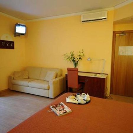 Hotel Al Sole - Enjoy Holiday Кавайон Веронезе Екстериор снимка
