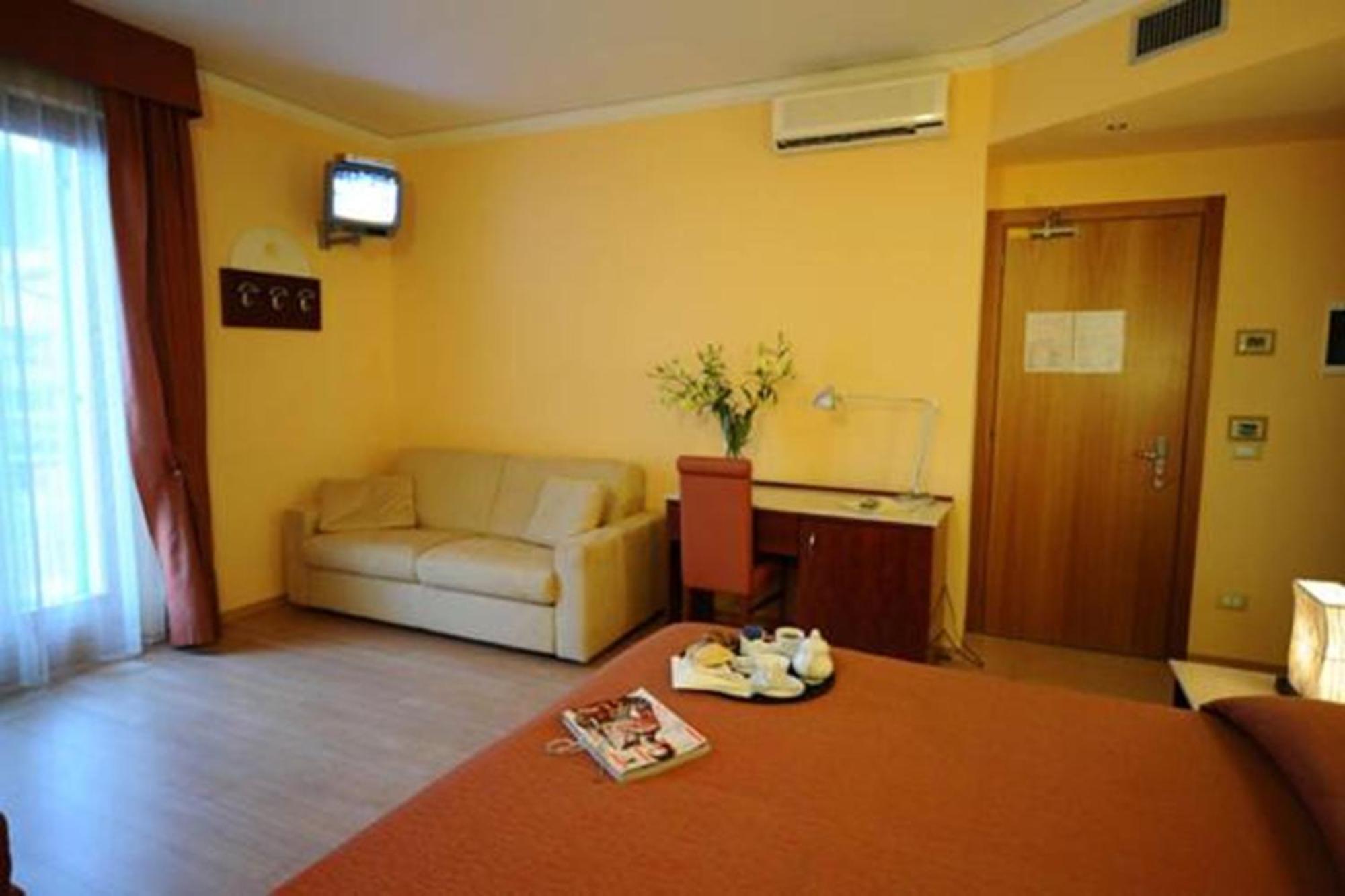 Hotel Al Sole - Enjoy Holiday Кавайон Веронезе Екстериор снимка