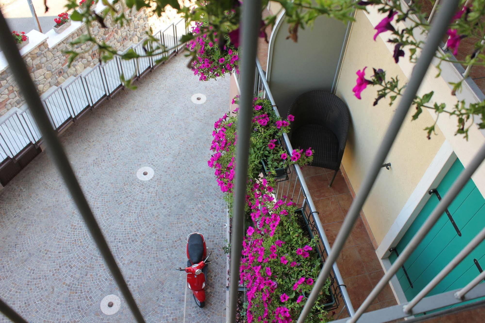 Hotel Al Sole - Enjoy Holiday Кавайон Веронезе Екстериор снимка